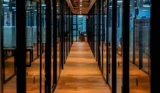 un couloir d'une entreprise
