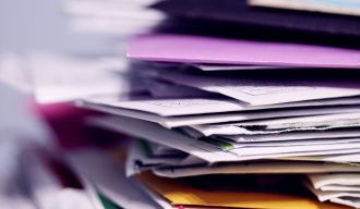 une pile de documents