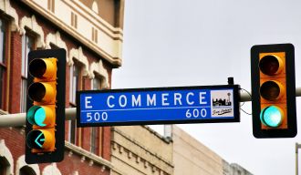 panneau sur lequel il est écrit "e-commerce"