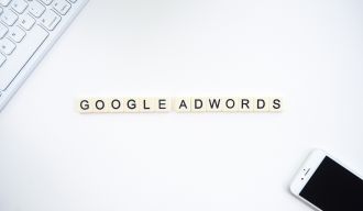 "google adwords" écrit en lettre de scrabble sur fond blanc