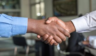deux personnes se serrant la main
