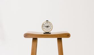 un réveil mécanique sur une table