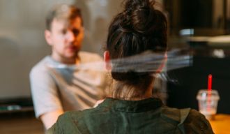 un homme et une femme discutant autour d'une table