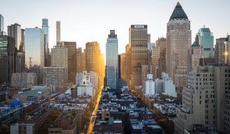 le soleil se levant sur une ville remplie de grattes-ciels