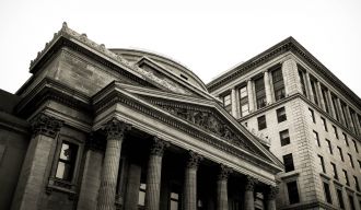 photo en noir et blanc d'un bâtiment à colonnes