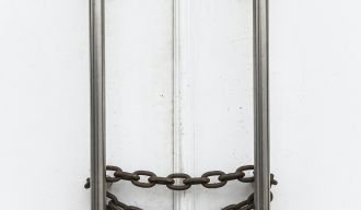 des poignées d'une porte fermées par une chaîne et un cadenas