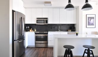 une cuisine modulable noire et blanche
