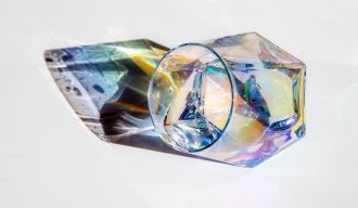 photo artistique d'un verre avec des effets de lumière