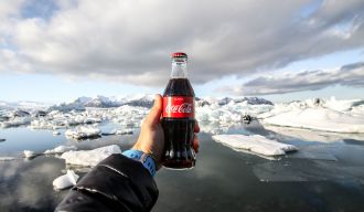 Bouteille de Coca-Cola tenue en main, illustration d'une marque tridimensionnelle
