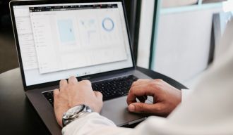 une personne utilisant Google Analytics sur son ordinateur portable