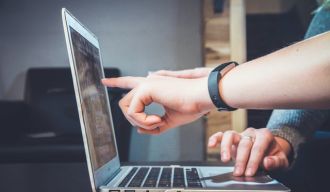 une personne utilisant un ordinateur portable