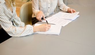 deux dames signant des documents