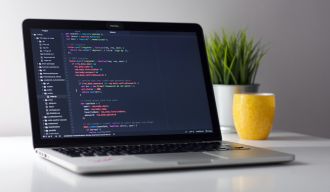 un ordinateur portable montrant un éditeur de code