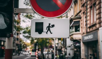 un panneau de signalisation montrant qu'il y a des livraisons