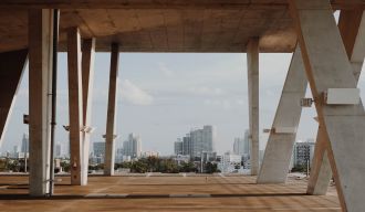 un parking avec vue sur des grattes ciels