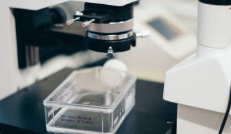 un microscope dans un laboratoire