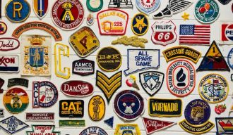 un mur blanc sur lequel est accroché des logos de marques différentes
