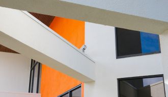 Bâtiment blanc et orange, d'une architecture moderne