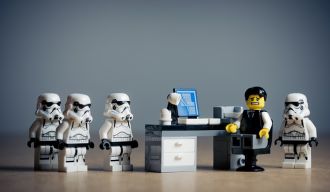 Homme d'affaires en difficulté lego