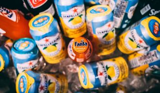 Plusieurs canettes ou bouteilles de sodas