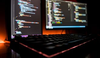 Ecrans d'ordinateur avec du code d'affiché