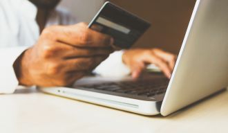 Un homme réalisant des achats sur Internet