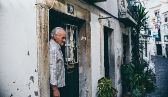 Homme se tenant sur le pas de porte