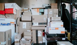 Des colis entassés dans une camionnette