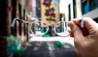 Photo prise au travers de carreaux de lunettes