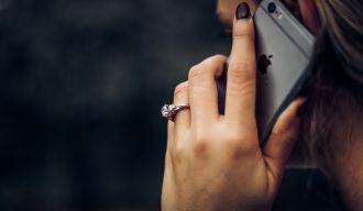 Une femme au téléphone