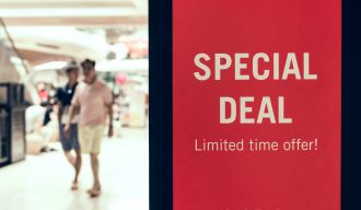 Magasin avec un panneau promotionnel intitulé "special deal"