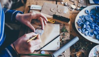 une personne construisant quelque chose dans son établi