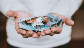 Des mains remplies de billets