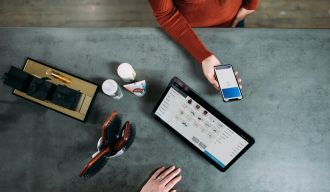 Une tablette et un téléphone sur une table
