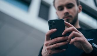 une personne regardant son téléphone