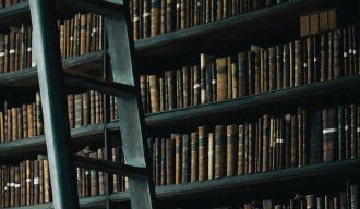 des livres dans une bibliothèque