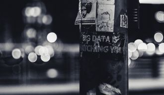 poteau sur lequel il est écrit "big data is watching you"