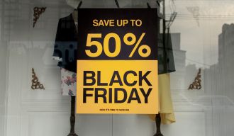 vitrine avec une affiche de soldes liées au black friday