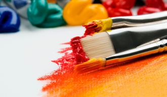 des pinceaux couverts de peinture sur une toile