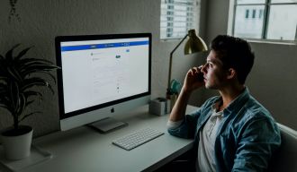 un homme consultant les revenus de son site internet sur son ordinateur