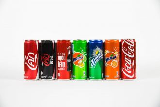 Différents designs de canettes présentant des similitudes