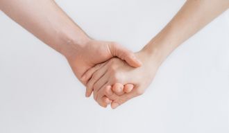deux personnes qui se tiennent les mains