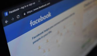 un écran d'ordinateur montrant le site Facebook