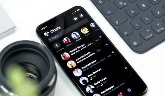téléphone sur lequel il y a des conversations à lire