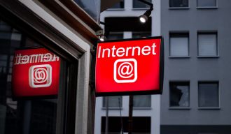 enseigne rouge sur laquelle il est écrit "internet @"