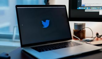 un pc portable avec le logo de Twitter affiché à l'écran
