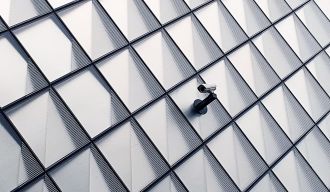une caméra sur un mur