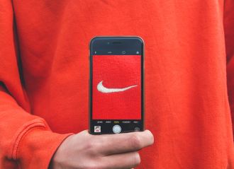 Pull mettant en avant le logo Nike, illustration d'une marque verbale