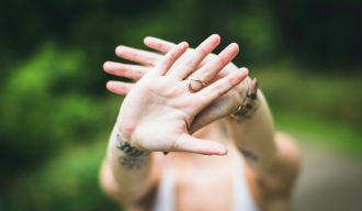 une femme tendant les mains en signe de protection