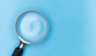 une loupe sur fond bleu